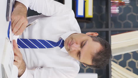Vertical-video-of-Frustrated-businessman.